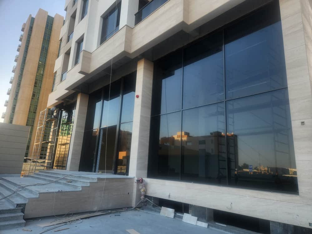 واجهة زجاجية لمعرض